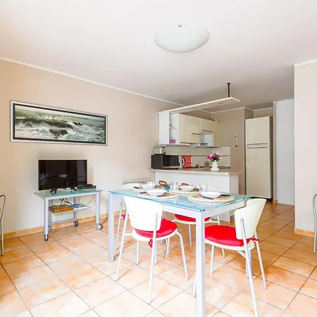 Les Balcons De Port By Interhome Lägenhet Nice
